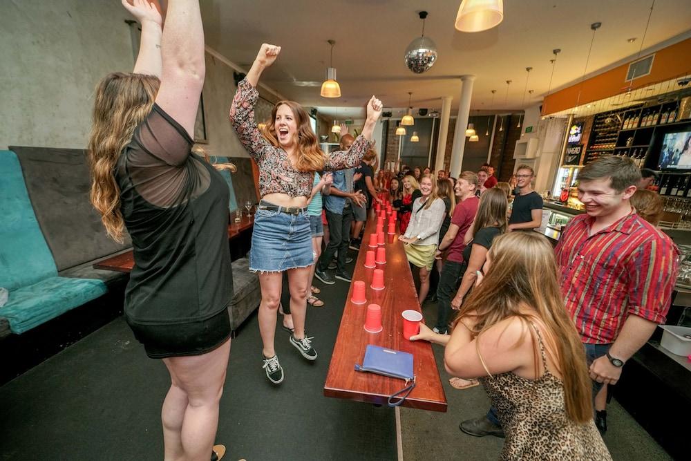 Nomads Capital Backpackers - Wellington (Adults Only) Hostel Екстериор снимка A game of beer pong
