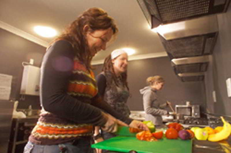 Nomads Capital Backpackers - Wellington (Adults Only) Hostel Екстериор снимка Volunteers preparing food at the hostel